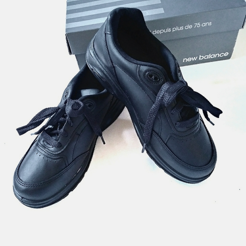 NEW BALANCE black walking shoe NWT
